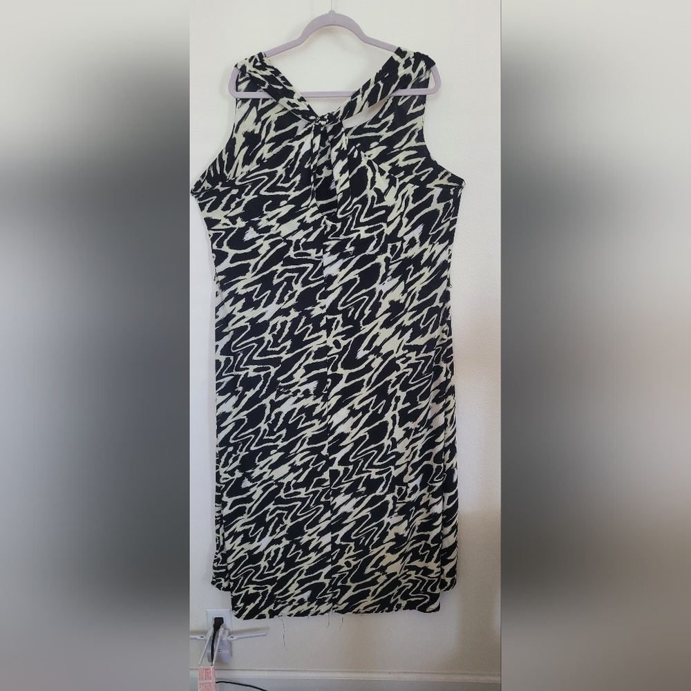 Chic Black and White Abstract Print Dress